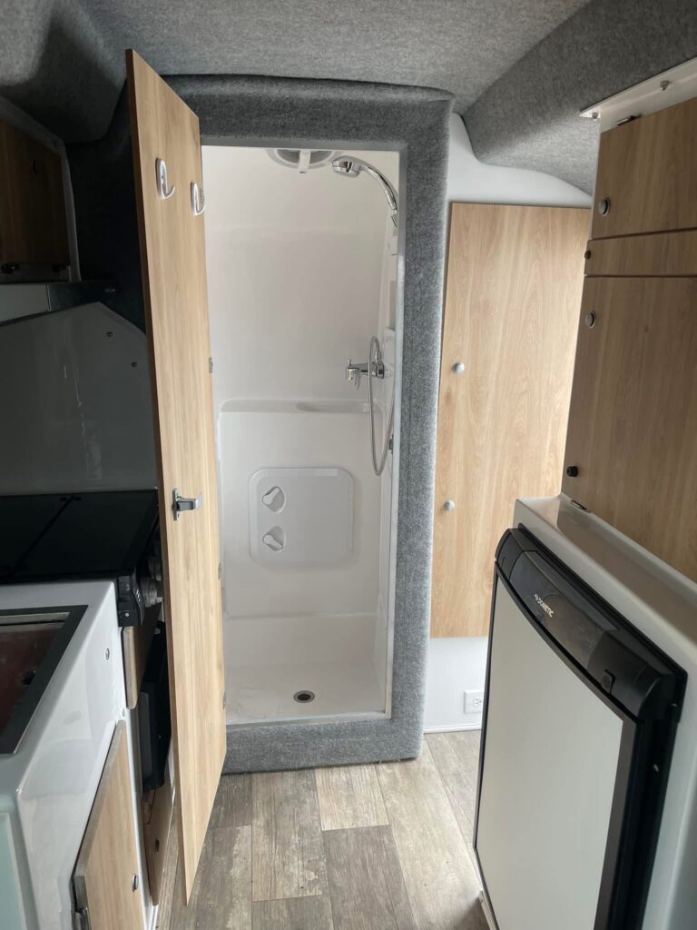 Deluxe view of wetbath and closet
